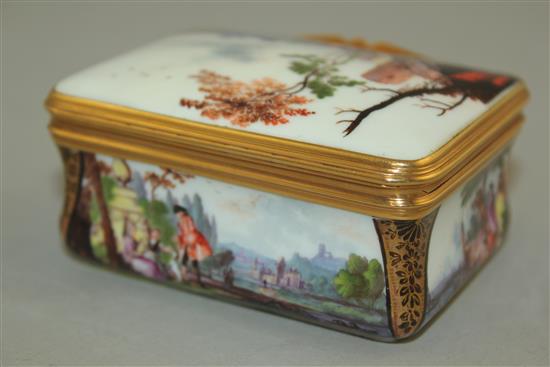 A Meissen gold mounted snuff box and cover, c.1760, 8.2cm, restored crack to cover